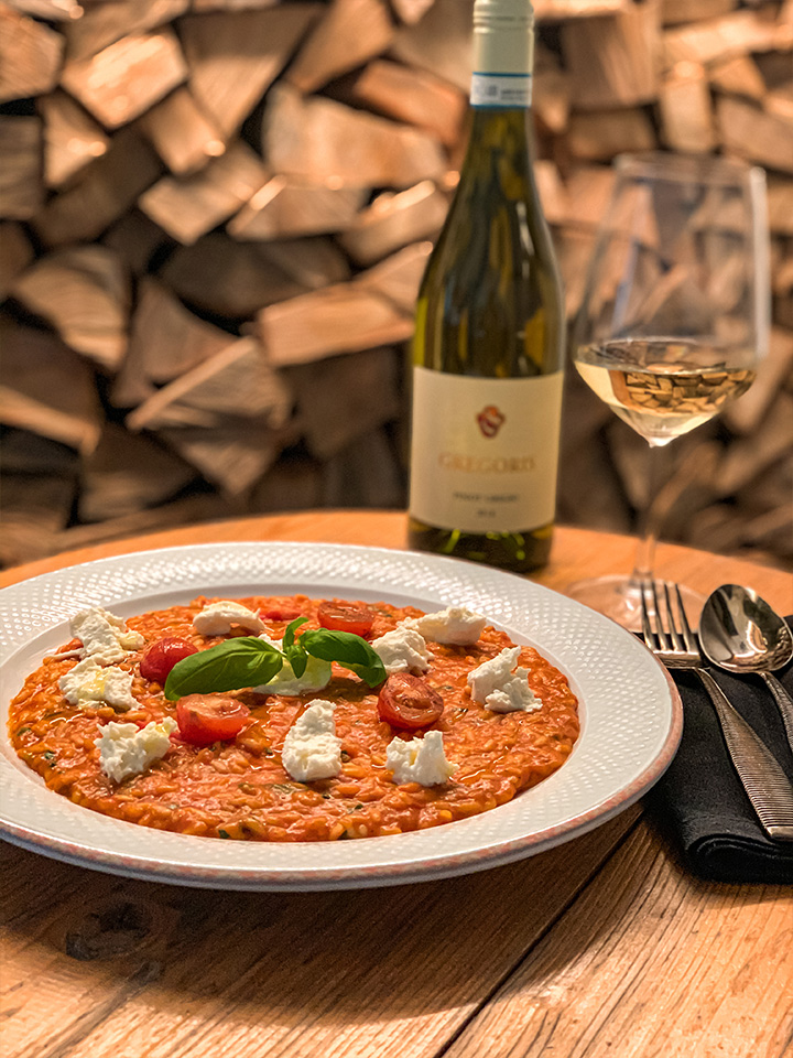 domáce risotto pomodoro s čerstvými paradajkami, mozzarellou a bazalkou